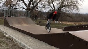 Делаем трюки на самодельном бмх из детского велосипеда...