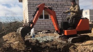 Миниэксковатор Хокура - копаем траншею под электричество.