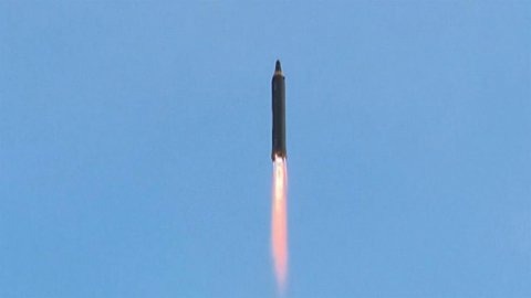 КНДР запустила баллистическую ракету средней дальности