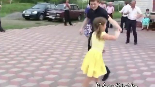 Полька для Софии. Заводная девчушка всех перетанцевала.