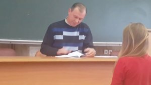 Преподаватель проверяет лекции