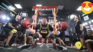 Чеченец установил мировой рекорд в приседании со штангой.