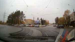 Езда без правил  Выезд через сплошную из двора на главную дорогу  Покровка.