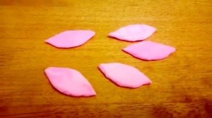 Сделать лотос из застывающего пластилина.