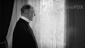 Выходя на улицу, этот парень всегда надевает мешок на голову