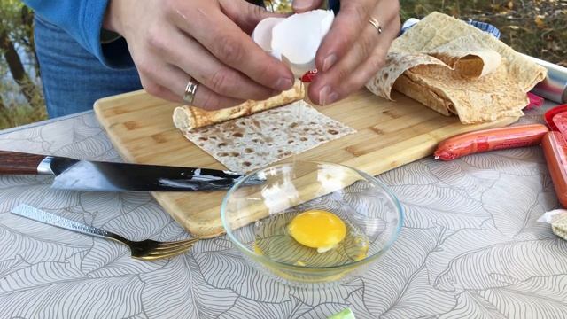 сосиски в тесте из лаваша на мангале! с ароматными травами и сыром! только лучшие вкусовые сочетани