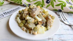 Салат с рыбными консервами, зеленым горошком и маринованными огурцами