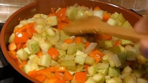 Нежные тушеные кабачки с овощами и рисом.