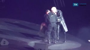 Девушка упала в обморок на концерте Шамана