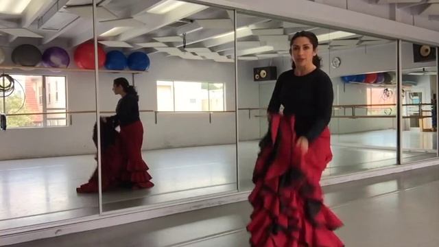 Flamenco Dance Lesson | Bata de Cola Technique (Basic Flip) смотреть онлайн