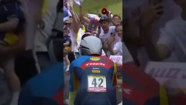 Велосипедиста оштрафовали за поцелуй с женой во время гонки "Тур де Франс"