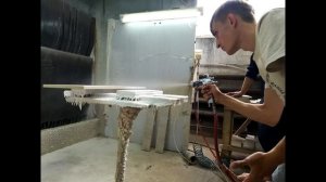 Изготовление мебельных фасадов, нанесение клея на торец изделия. Окрасочное оборудование Graco