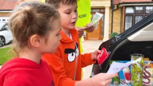 Папа открыл магазин сладостей в своем Бентли