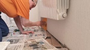 Как наклеить обои под батареей отопления