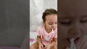 Юле вырвали первый молочный зуб. Полное видео