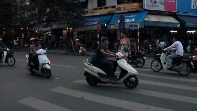 Перейти дорогу в Ханое