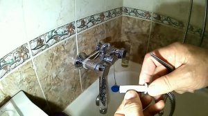 Потек шланг смесителя в ванной. Быстрый ремонт и шланг как новый.