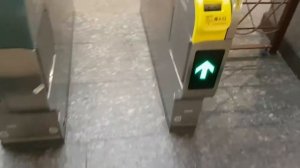 Как пройти через турникет в метро Токио