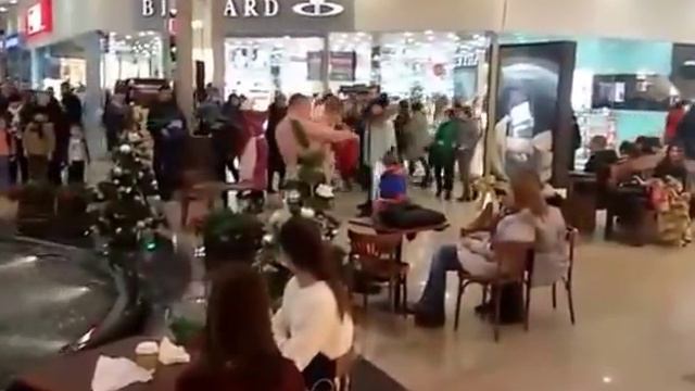 Пьяные искупались в фонтане Караван Днепропетровск Новый Год смотреть онлайн