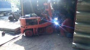 Вила вилочного погрузчика.Поехали к местному знахарю, чинили.Сварка каленой стали.НЕ варится просто