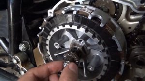 Замена дисков сцепления на мотоцикле Suzuki