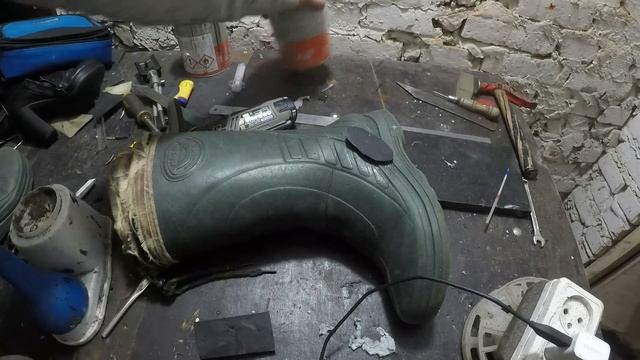Как заклеить сапоги из пены, каждый рыбак и охотник должен знать чем заклеить пенку