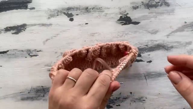 Шикарный узор с вытянутыми петлями для вязания беретов, шапок. Круговое вязание. смотреть онлайн