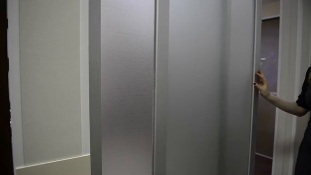 Раздвижные двери в анодированном профиле с матовым стеклом.