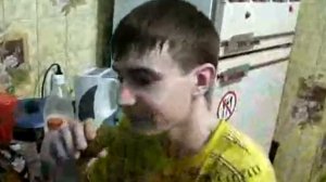 рома & кушает огурцы с молоком.avi