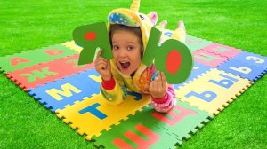 Лера и мама учат алфавит