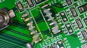 Способ демонтажа и монтажа многовыводной SMD микросхемы с помощью паяльника.