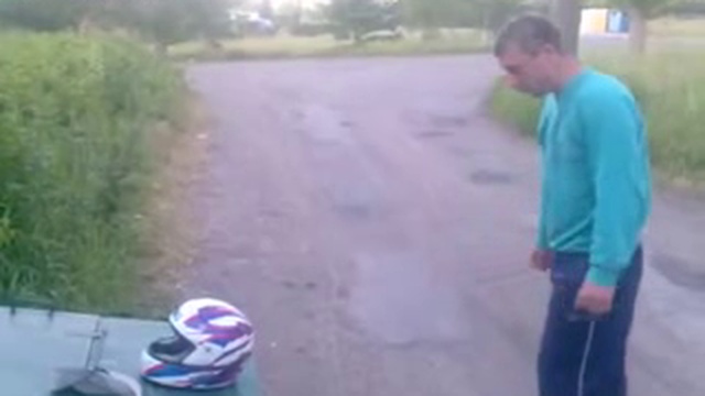 Русский быдлос пробивает головой мотоцыклетный шлем