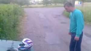 Русский быдлос пробивает головой мотоцыклетный шлем