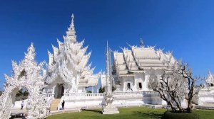 Из Чианграя в Лампанг . Wat Huay Pla Kang. Wat Rong Khun. Temple of the Floating Pagodas.