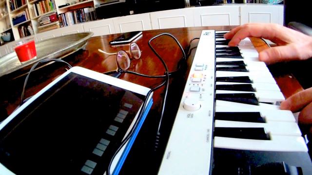Korg Gadget Piano from the iPad meets Launchpad смотреть онлайн