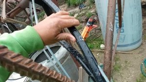 Колодец своими руками. Протянули ПНД-трубу для подачи воды в дом.