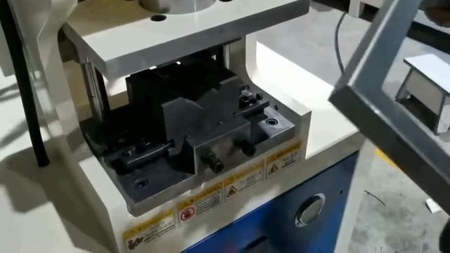 Полуавтоматический станок для вырубки пазов в профильной трубе смотреть онлайн