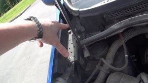 Nissan Note 1.6 упор капота