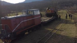 Погрузка трелевочного трактора ТТ-4 на платформу УЖД / Loading the TT-4 skidder onto the flatcar NG