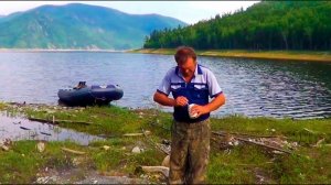 Сидим на берегу. Костёр палим. Наловили рыбы. Уху варим.