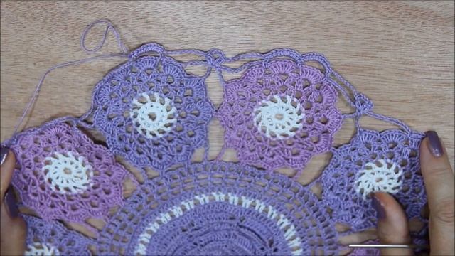 БОЛЬШАЯ ТРЕХЦВЕТНАЯ САЛФЕТКА - ЦВЕТОК С ЛИСТЬЯМИ И ЦВЕТОЧНЫМИ МОТИВАМИ. СХЕМА. ЧАСТЬ ПЯТАЯ. смотреть онлайн