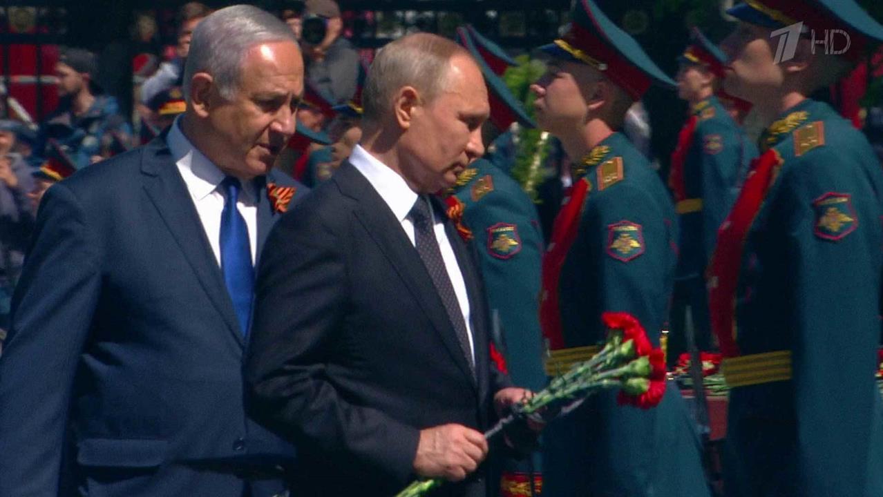 Владимир Путин возложил венок к Могиле Неизвестного Солдата в Александровском саду