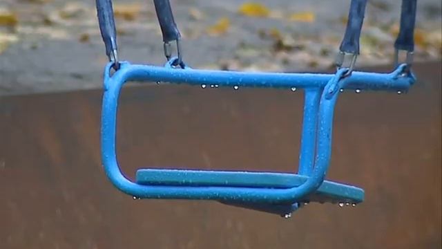 В сквере на Нефтестрое открылась новая детская площадка смотреть онлайн