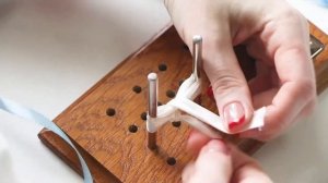 Как легко и быстро сделать красивые бантики с помощью двух палочек...