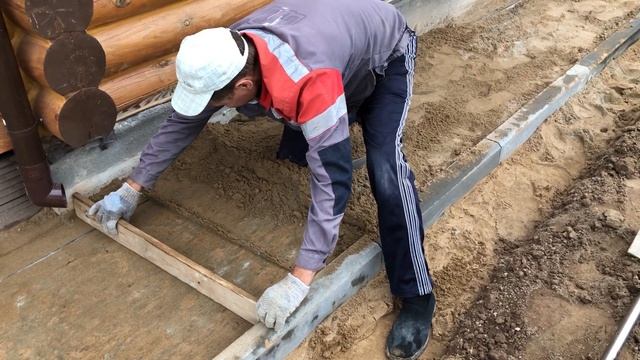 Хотите отмостку из брусчатки? Смотрите и делайте своими руками.