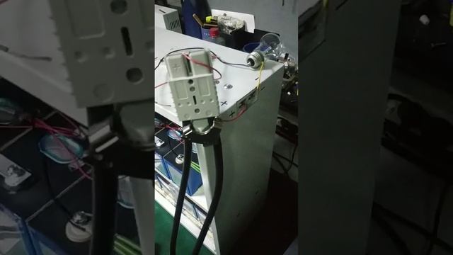 Как подключить инвертор к аккумулятору смотреть онлайн видео от Учим ...