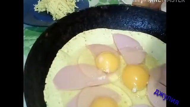 Яичница с колбасой в мексиканской лепешке " Tortillas"