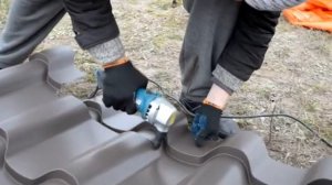 Резка металлочерепицы высечными ножницами