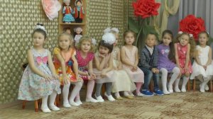 День матери. Утренник в старшей группе детского сада Казани.  Дети поют песни о маме.