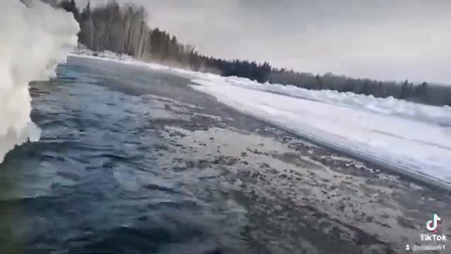 стремительное течение реки . Ока Саянская смотреть онлайн